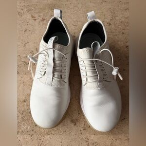 Clove white nursing shoes sneakers W8